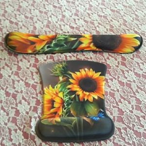 Nwot gel memory foam mouse pad and wrist rest pad
